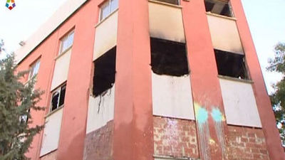 Los bomberos sofocan un incendio en un edificio de oficinas abandonado en Vicálvaro