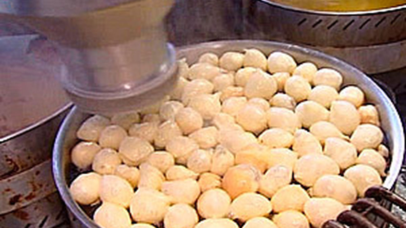 Así se hacen los buñuelos de Todos los Santos