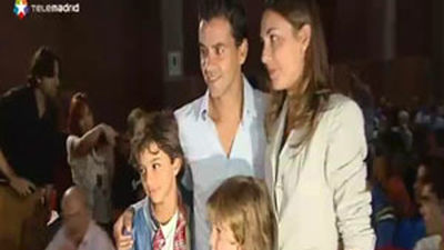 Míchel recibe el cariño de la afición del Rayo en un emotivo homenaje