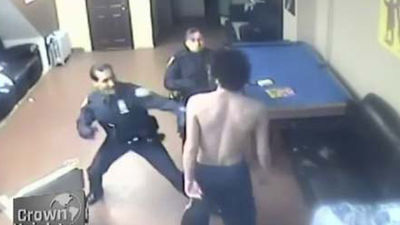 Dos policías le dan una brutal paliza a un joven en Nueva York