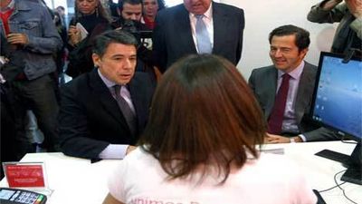 González presenta la nueva tarjeta de transporte público en sustitución del abono