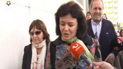 La madre de Ruth y José llega a la Audiencia "bien y con fuerzas"