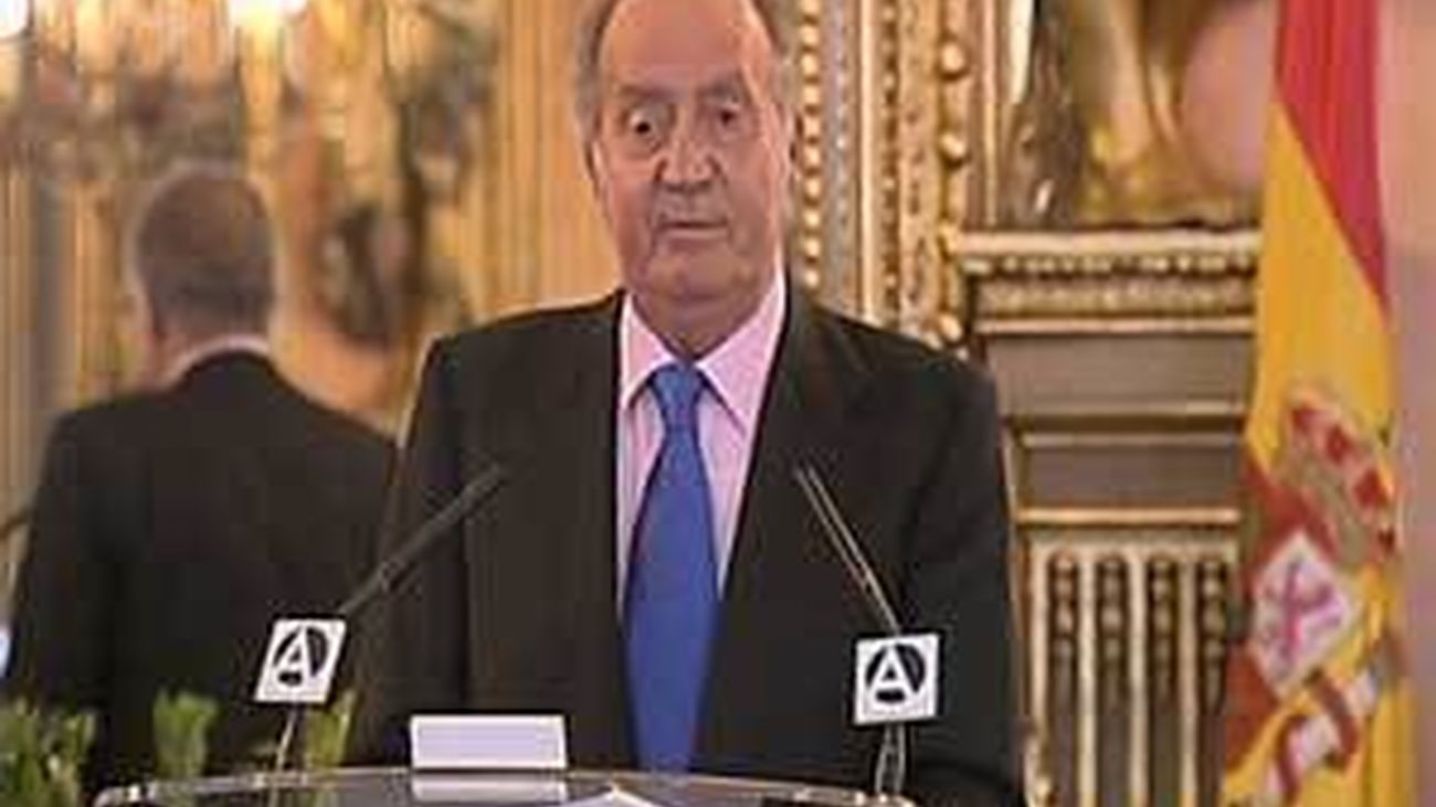 El rey anima a desplegar una "enérgica diplomacia económica" ante la crisis