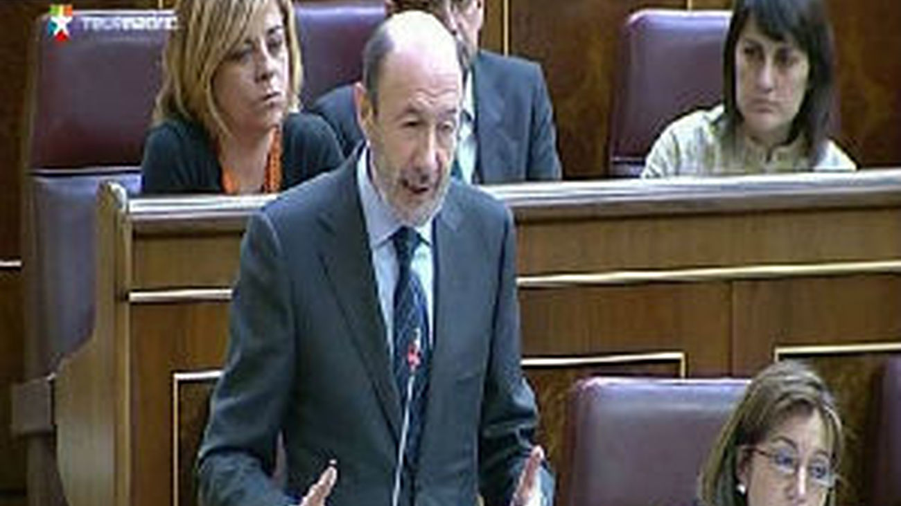 Rubalcaba guarda silencio, mientras destacados socialistas piden un cambio de liderazgo