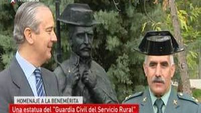 La Comandancia de Madrid recibe una estatua en homenaje a la Guardia Civil