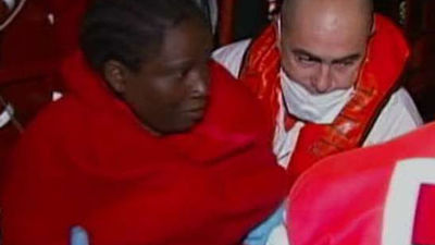 Llegan en buen estado al puerto de Almería los 51 ocupantes  de una patera