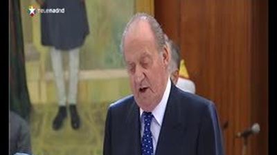 El rey de España recibe la bienvenida del presidente indio y homenajea a Gandhi