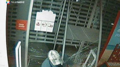 La mitad de las tiendas desvalijadas por la banda del extintor eran de telefonía