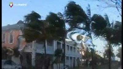 El huracán "Sandy" pierde intensidad y amenaza a la costa noreste de EE.UU