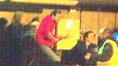 Una huelga en recogida de equipajes hace que los  pasajeros se cuelen a buscar sus maletas en la T1