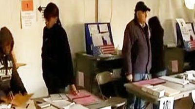 Obama votó por correo hace diez dias y Romney vota en su Boston natal