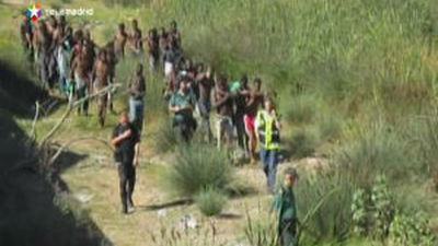 Seis guardias civiles heridos al repeler una entrada de inmigrantes a Melilla