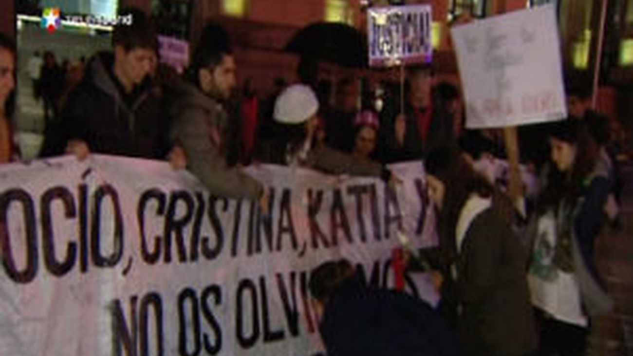 Amigos de las jóvenes fallecidas en el Madrid Arena les rinden homenaje