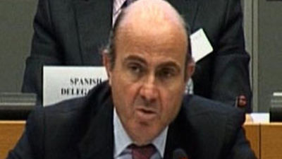 Guindos dice que el déficit es "prioritario" frente a la bajada del IRPF