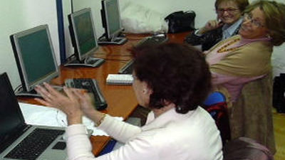 El Ayuntamiento firma un convenio para la realización de 24 talleres en 14 centros de mayores