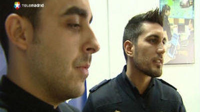 Dos policías salvan la vida a un recién nacido en un domicilio de Madrid