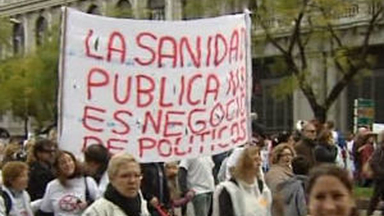 Madrid se tiñe de blanco en la marcha en defensa de la sanidad pública