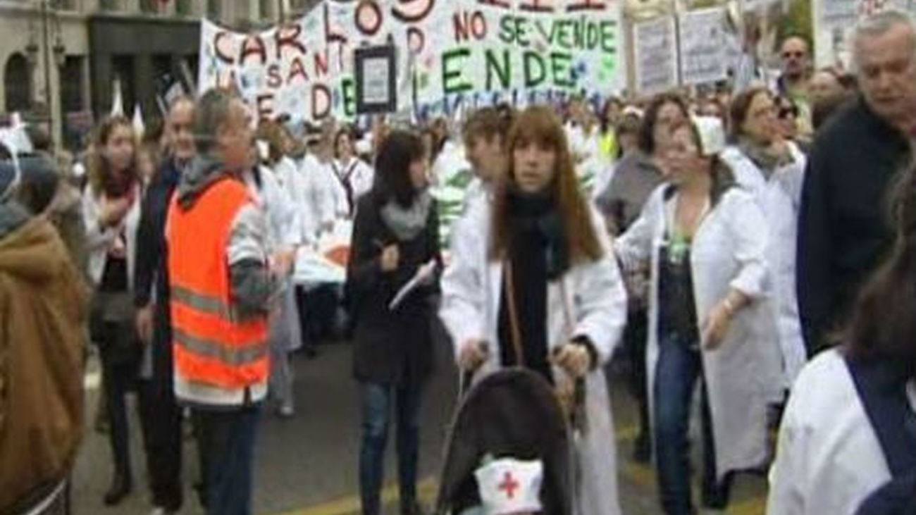 Trabajadores de La Princesa entregan 368.108 firmas en la  Consejería de Sanidad