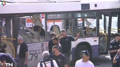 Una explosión en un autobús en Tel Aviv causa 7 heridos, tres de ellos graves