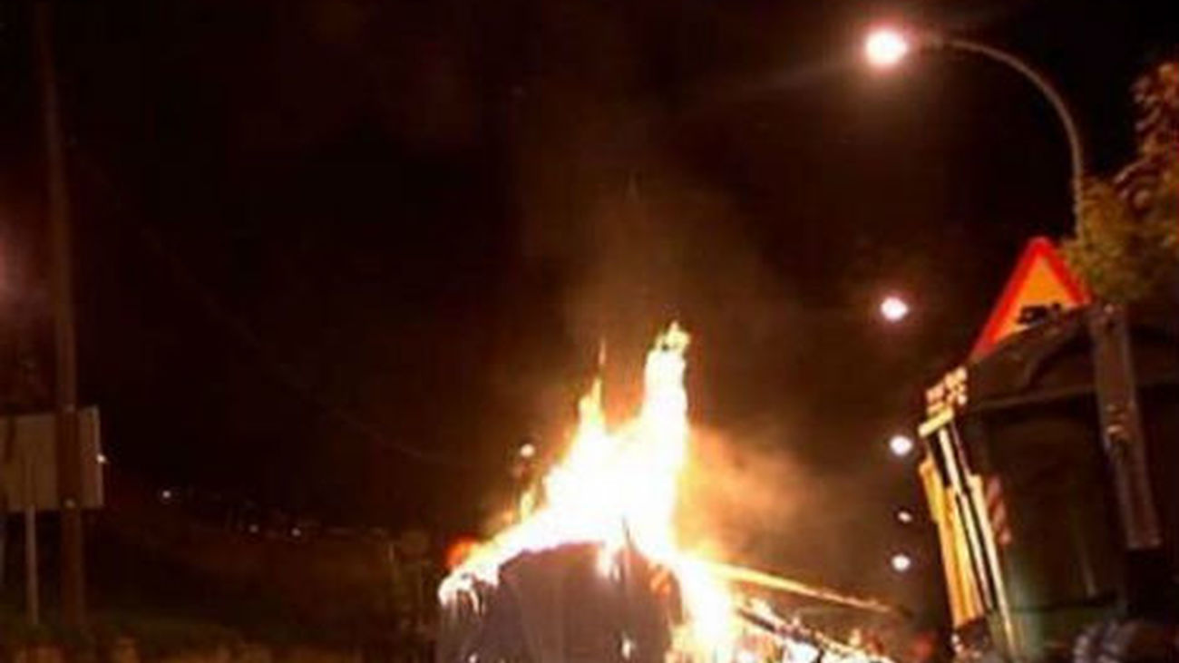 Los bomberos realizan 70 actuaciones en Jerez por la quema masiva de contenedores