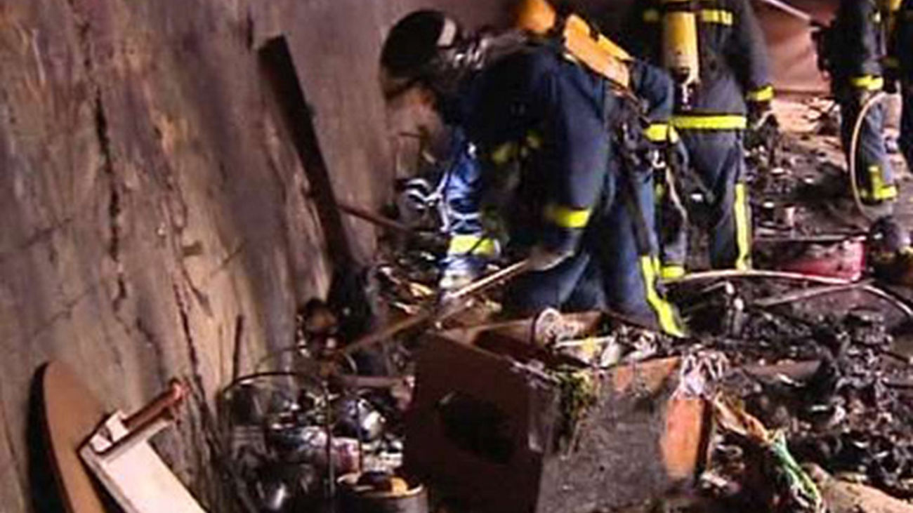 Una pila de basura acumulada provoca un pequeño incendio bajo el Puente de Las Ventas