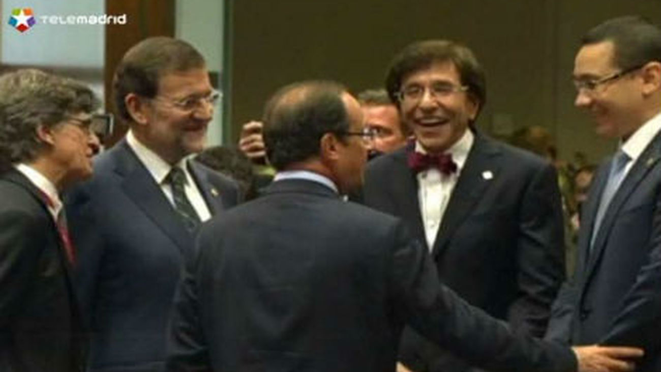 Rajoy se reúne con Merkel y Hollande para rebajar los recortes a España