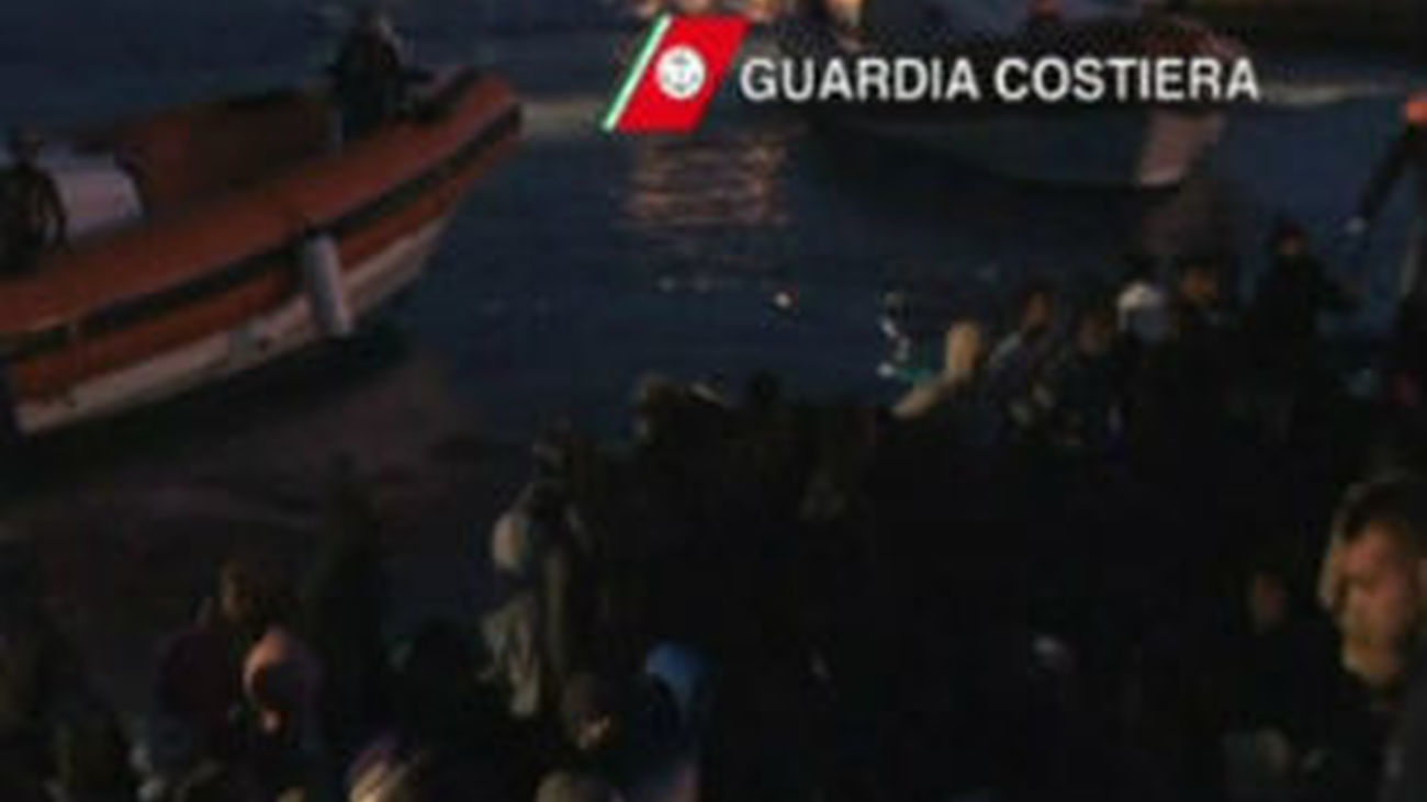 Llegan a la isla de Lampedusa 235 inmigrantes a bordo de una barca de madera