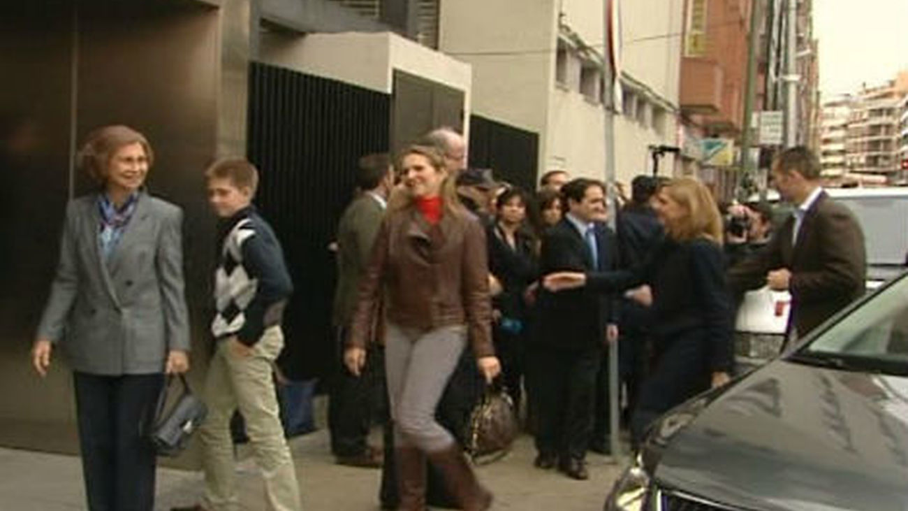 La Familia Real al completo, incluido Urdangarin, visita al Rey en el hospital