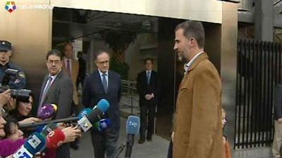 El rey evoluciona de forma "muy favorable" y ya puede caminar sin muletas