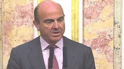 De Guindos rebaja a 120.000 las familias  beneficiarias por la paralización de los desahucios