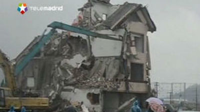 China tira abajo la casa que se quedó en medio de una carretera