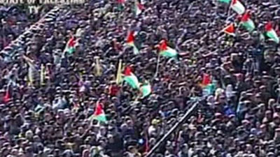 Miles de palestinos reciben a Mahmud Abás a su llegada a Ramala