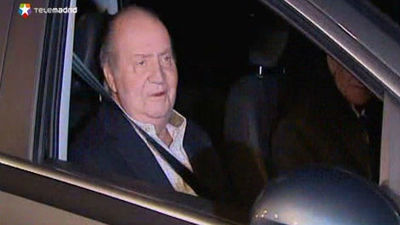 El rey está "muy bien" y se lo tomará con calma, dice al salir del hospital