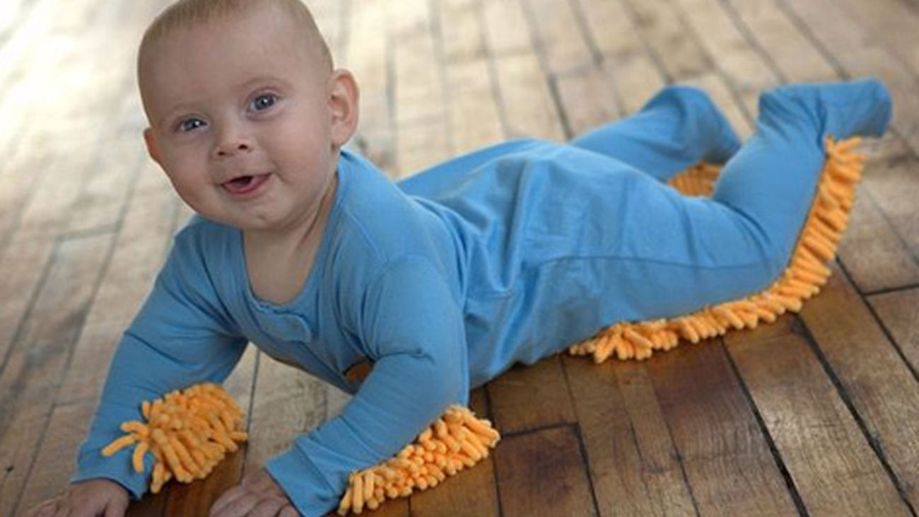 Tu bebé puede ayudarte a limpiar la casa con el pijama-mopa