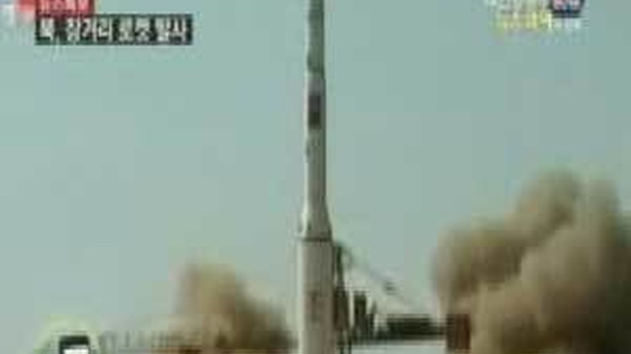 Corea del Norte lanza pone un cohete de largo alcance con un satélite de observación