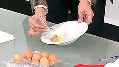 Cómo separar la yema de la clara