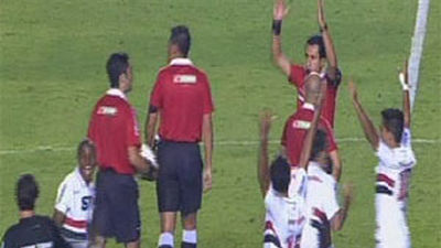 Bochornoso final de la Copa Sudamericana, con revólveres y el partido sin terminar