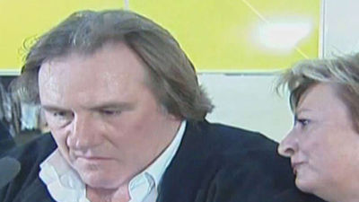 Depardieu dice renunciar a su pasaporte por las críticas a su exilio fiscal