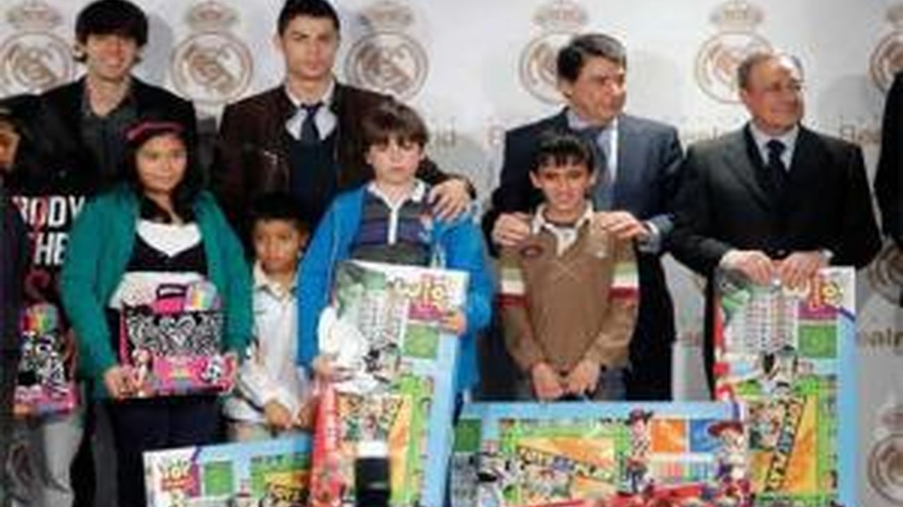 Cristiano, Kaká y Pepe entregaron juguetes solidarios en el Bernabéu