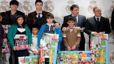 Cristiano, Kaká y Pepe entregaron juguetes solidarios en el Bernabéu