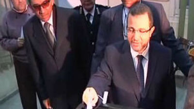 El Vicepresidente egipcio anuncia su dimisión en pleno referéndum constitucional
