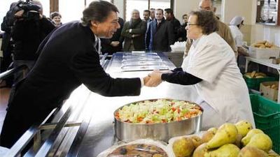 González entrega 900 kilos de alimentos al comedor social "Hijas de la Caridad"