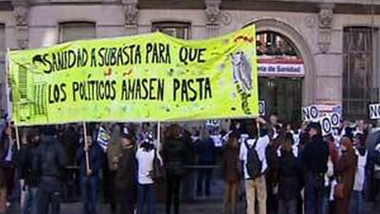 Más de 150 médicos madrileños dimiten de comisiones y juntas técnicas