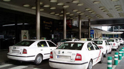Los taxistas defienden que la publicidad  en el taxi supone una "ayuda" para el sector
