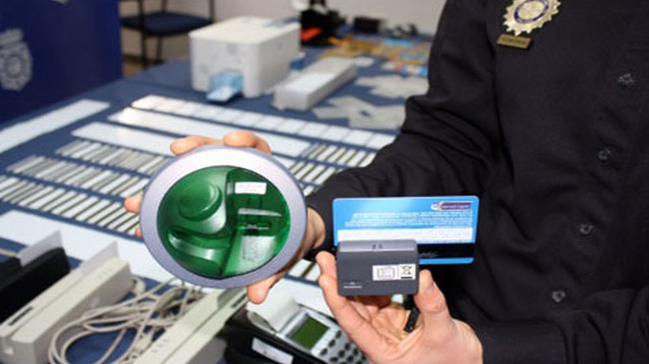 Detenidos en Barajas los líderes de una red que clonaba tarjetas bancarias en cajeros