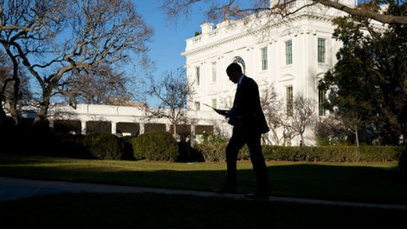 El presidente de EEUU, Barack Obama, pasea por los jardines de la Casa Blanca