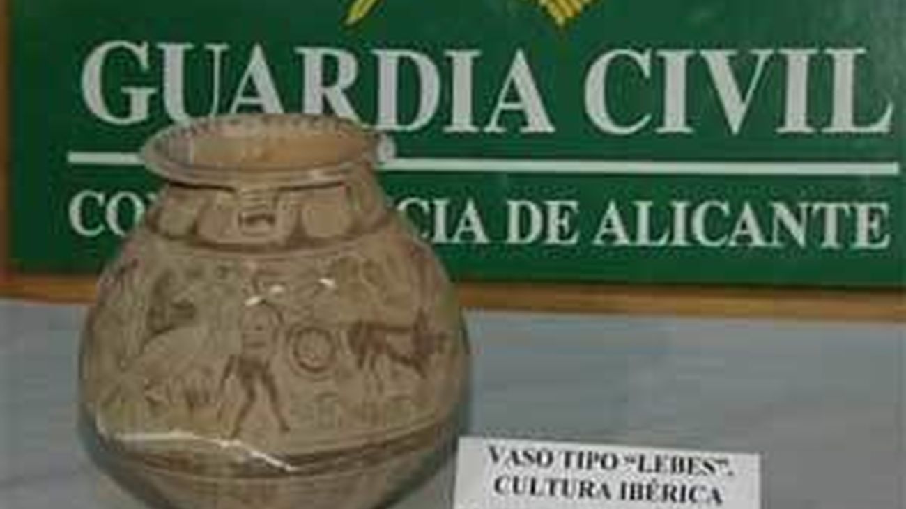 La Guardia Civil recupera un vaso ibérico del siglo II a.C. en un anticuario de El Campello