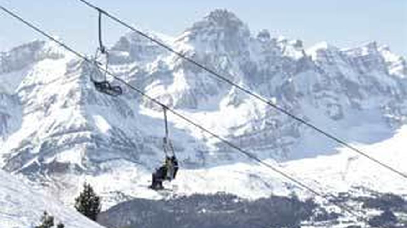 El viento atrapa a mil esquiadores en Panticosa