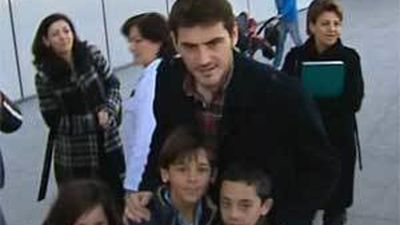 Casillas reparte juguetes entre los niños del hospital Rey Juan Carlos de Móstoles