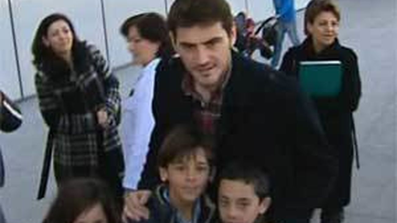 Casillas reparte juguetes entre los niños del hospital Rey Juan Carlos de Móstoles
